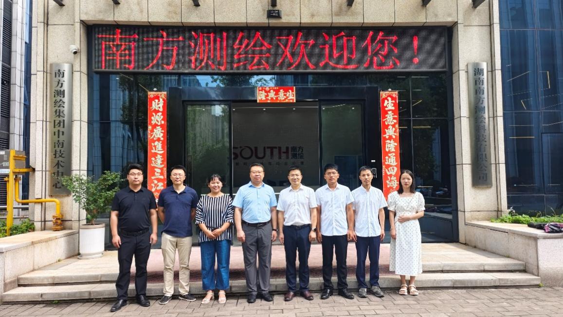 一群人站在商店门口 AI 生成的内容可能不正确。