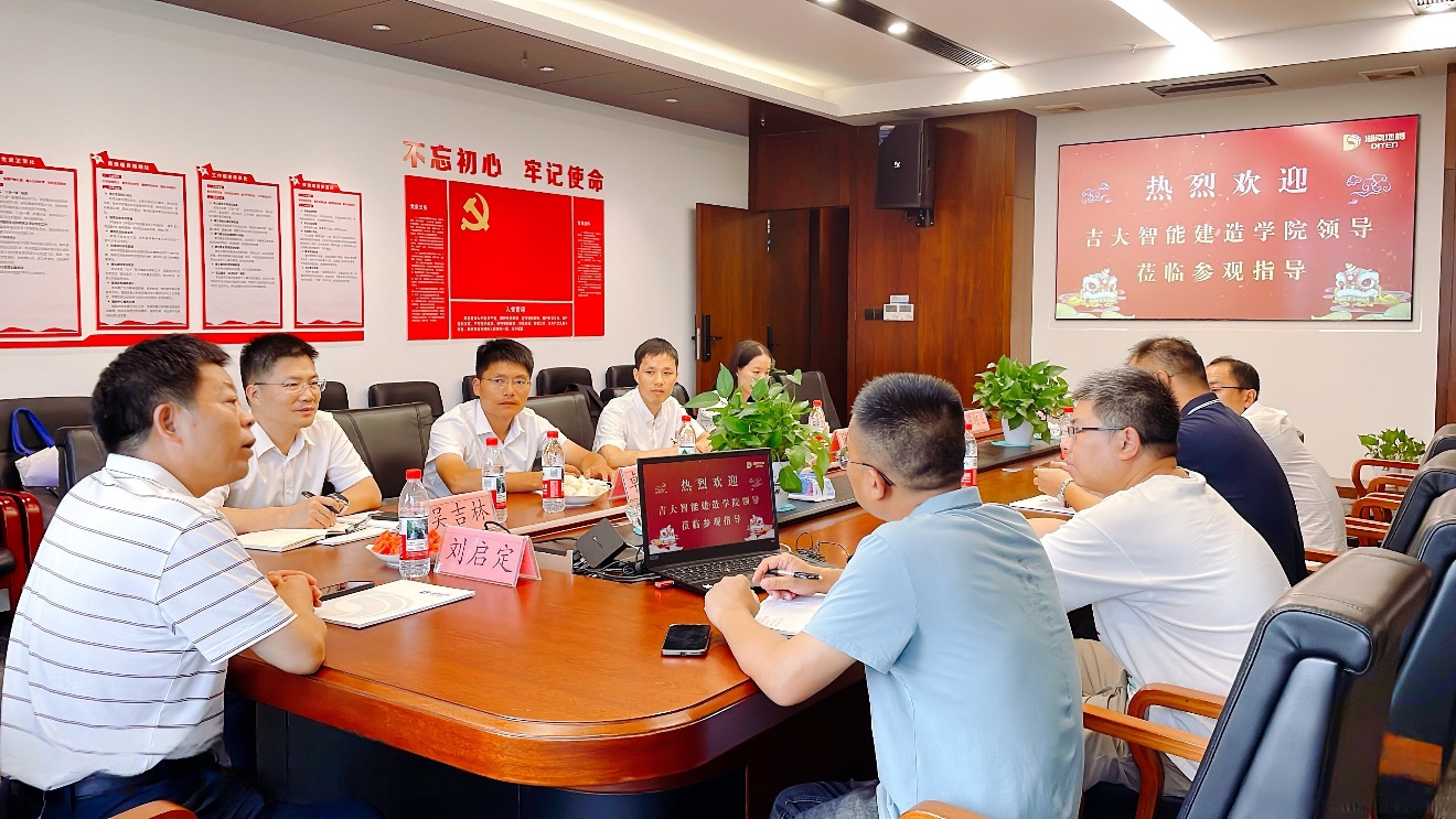 一群人在餐厅用餐 AI 生成的内容可能不正确。